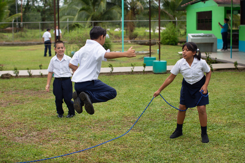 Ana Martínez (10), juega con sus compañeros durante el recreo. Antes de la mejora de infraestructura de agua y saneamiento, la escuela suspendía las clases una o dos veces al mes por la falta de agua.